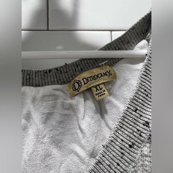 Cold shoulder sweater with open back - Picture 4 of 4